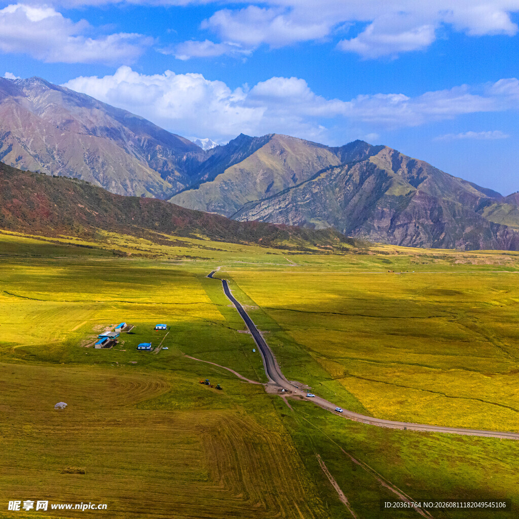 草原山间美景