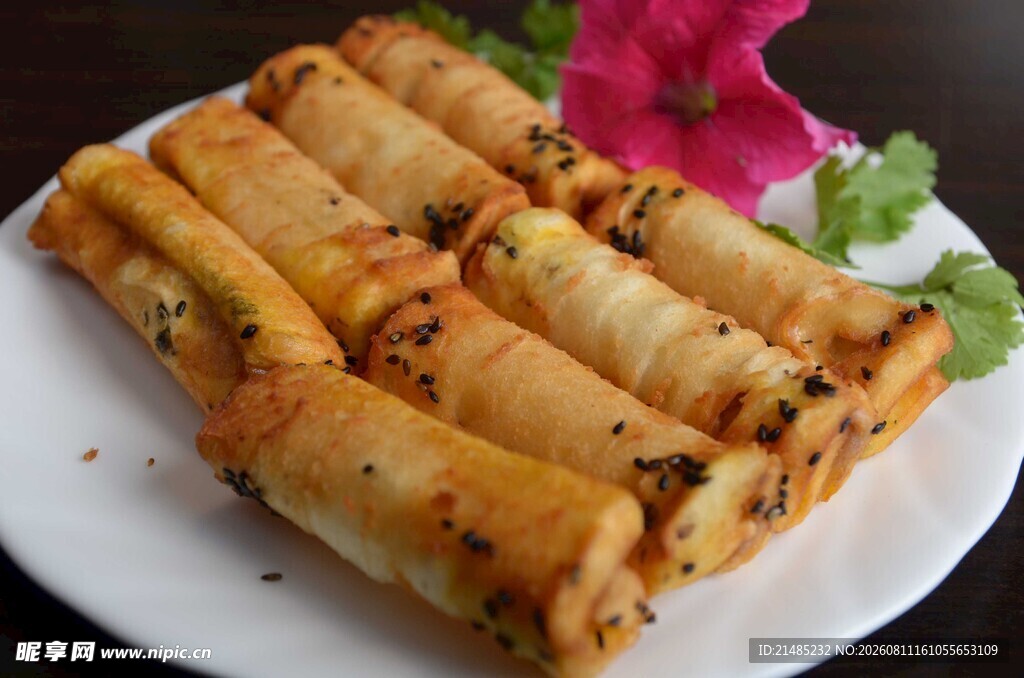 美味春卷摆放在白色盘中