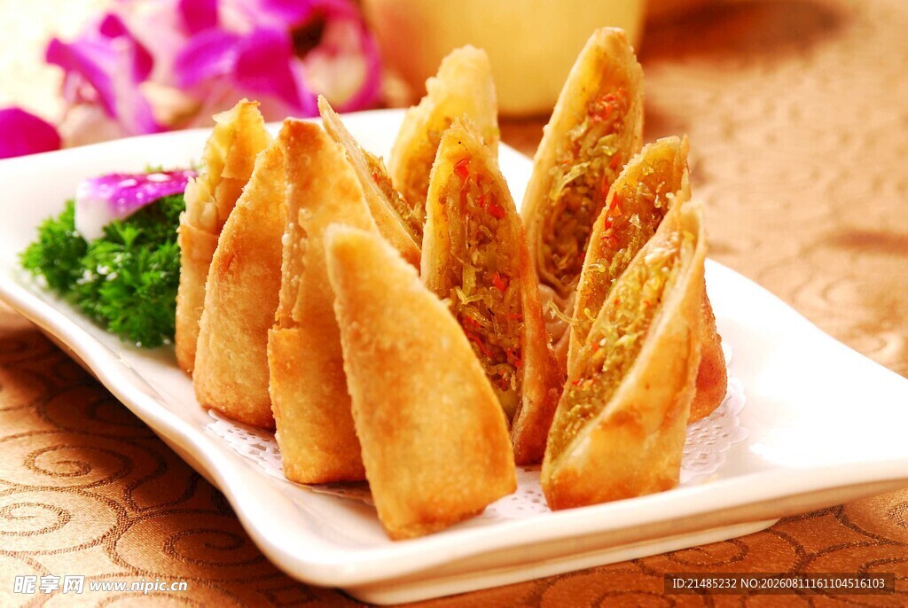 美味炸春卷摆放在盘中