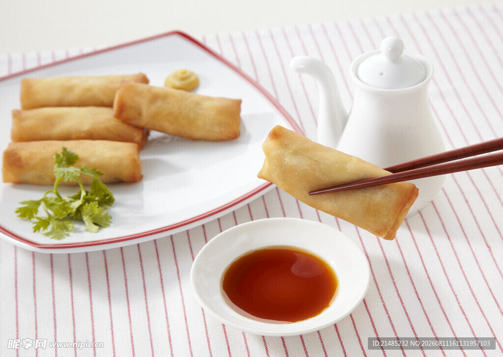 美味春卷搭配蘸料