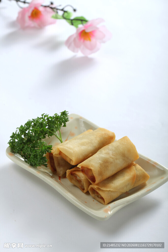 美味春卷摆放在盘