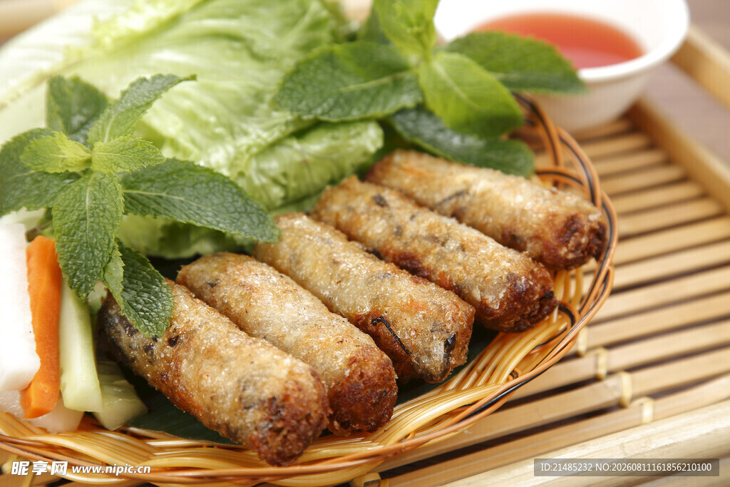 竹篮中的美味炸春卷