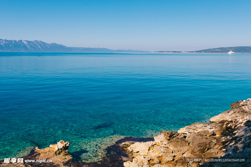 海边岩石旁的湛蓝海水