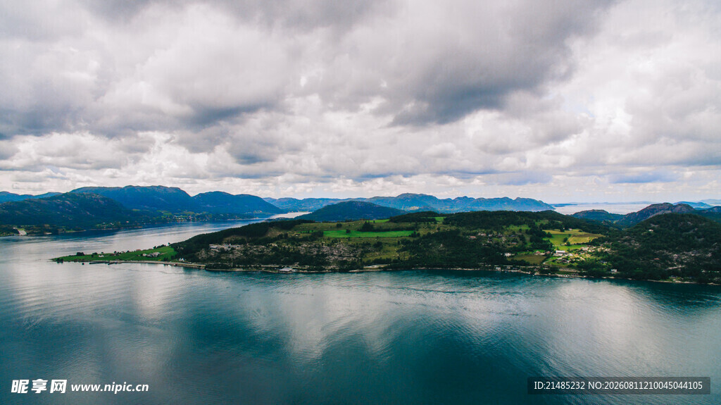 宁静湖景与远处山峦