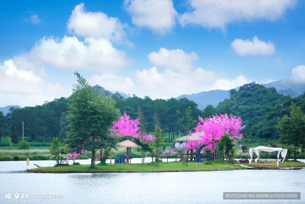 湖畔粉花绿树美景如画