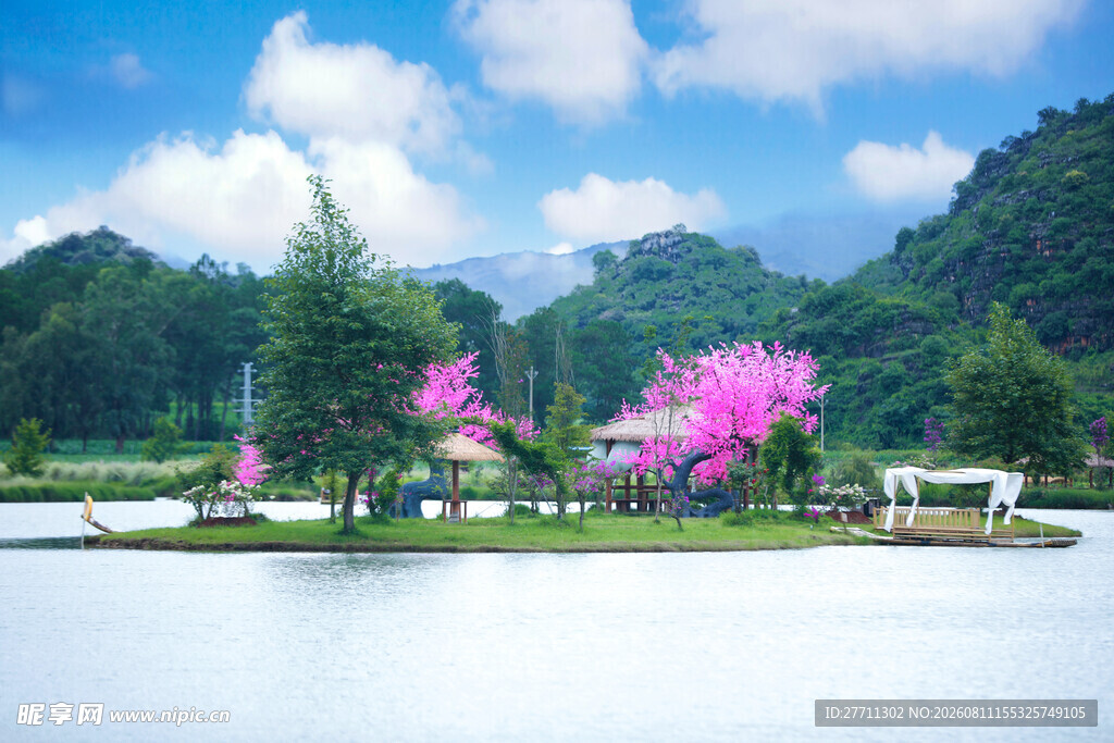 湖畔繁花与青山美景