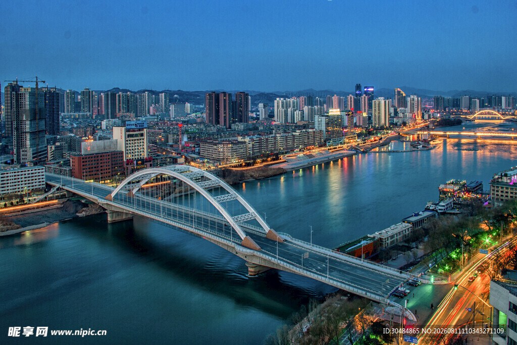兰州夜景中的跨江桥梁