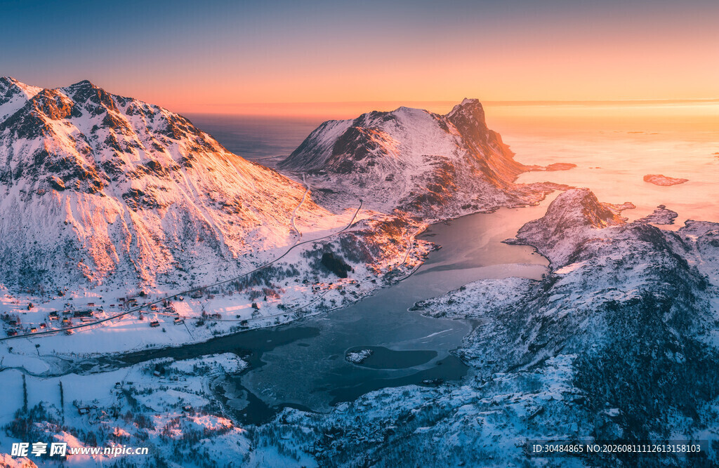 壮丽雪山日出美景