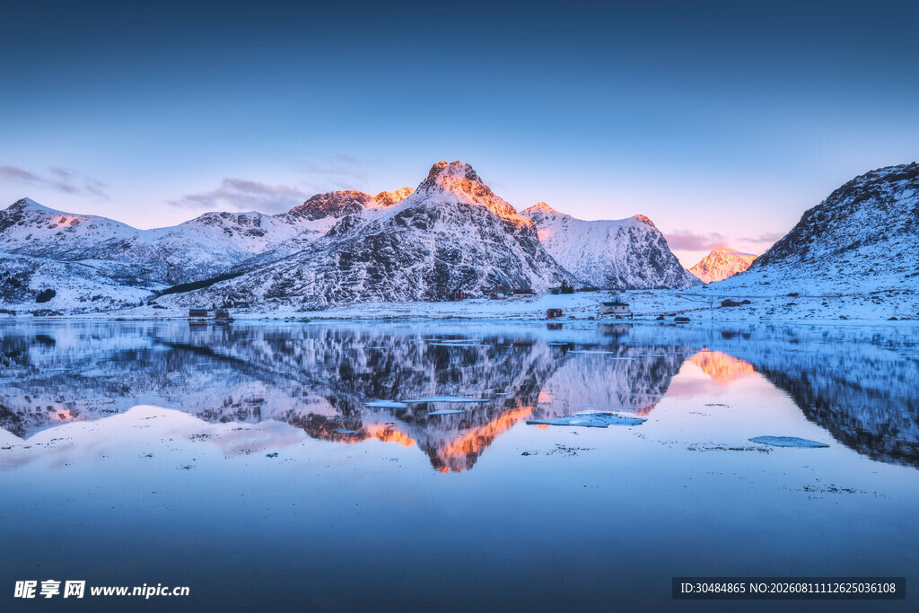 雪山湖泊绝美倒影景观