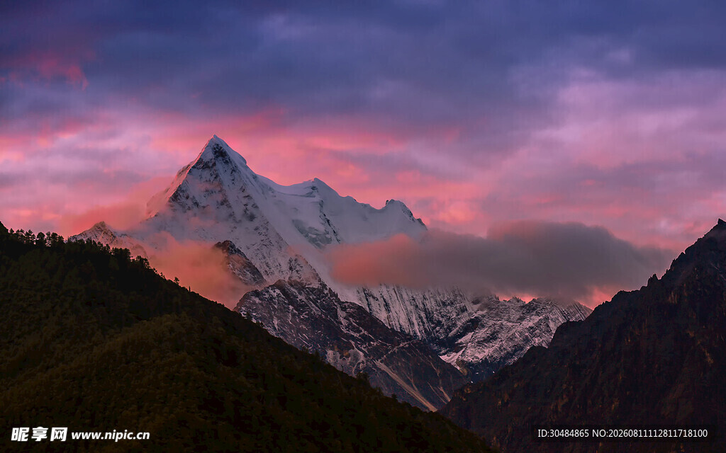 壮丽雪山日出美景