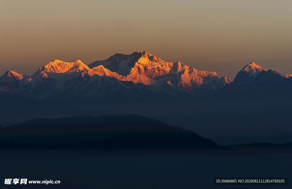 夕阳下的壮丽雪山景观