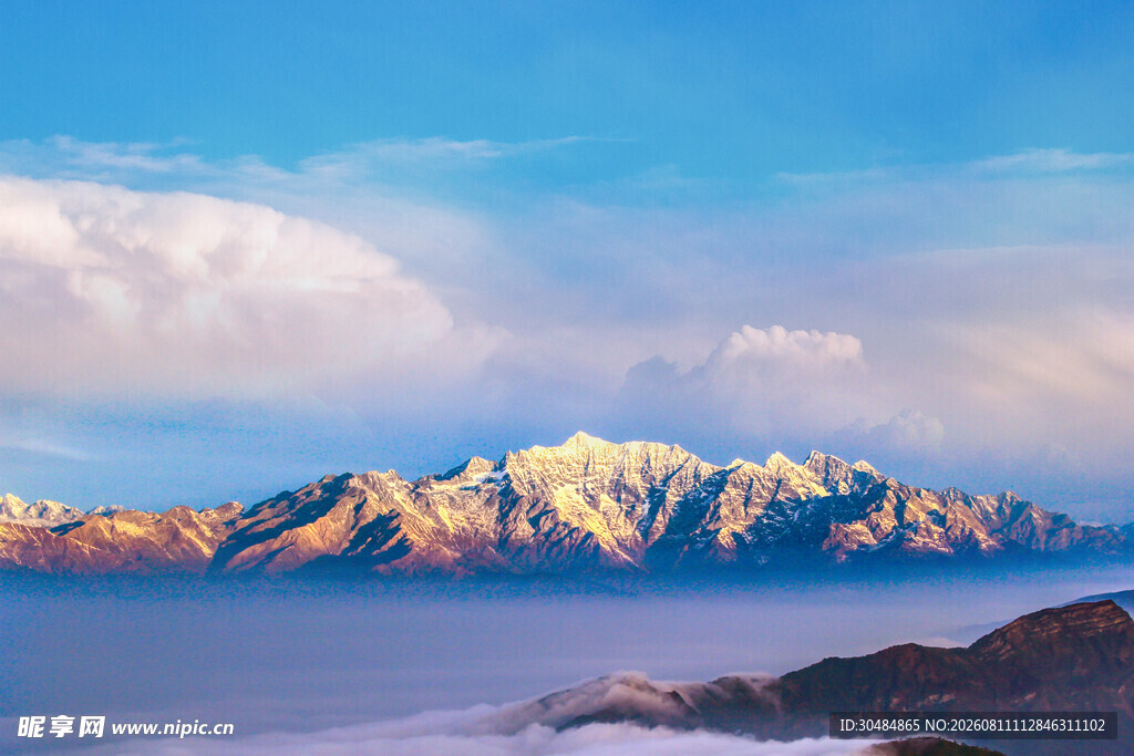 壮丽雪山云海美景