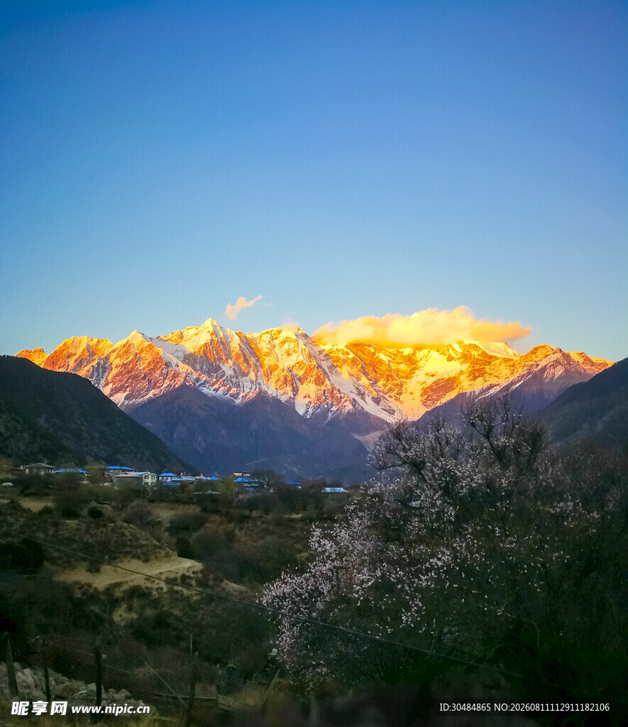 日照金山美景