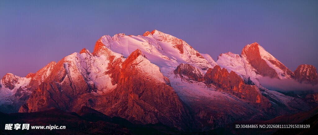 壮丽雪山日出美景