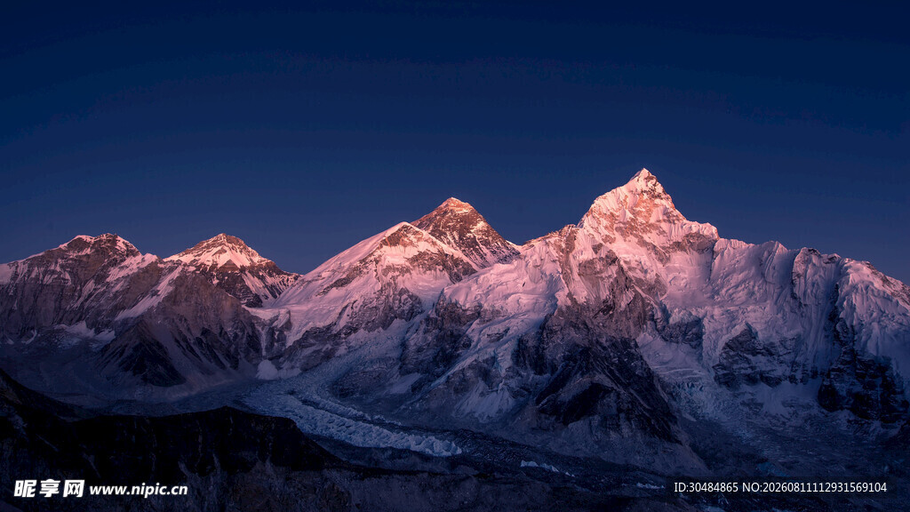 雪山在暮色中的壮丽景观