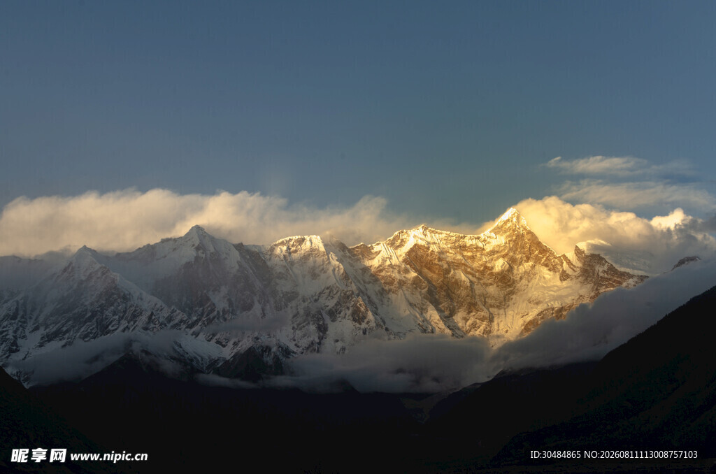 雪山日出壮丽美景