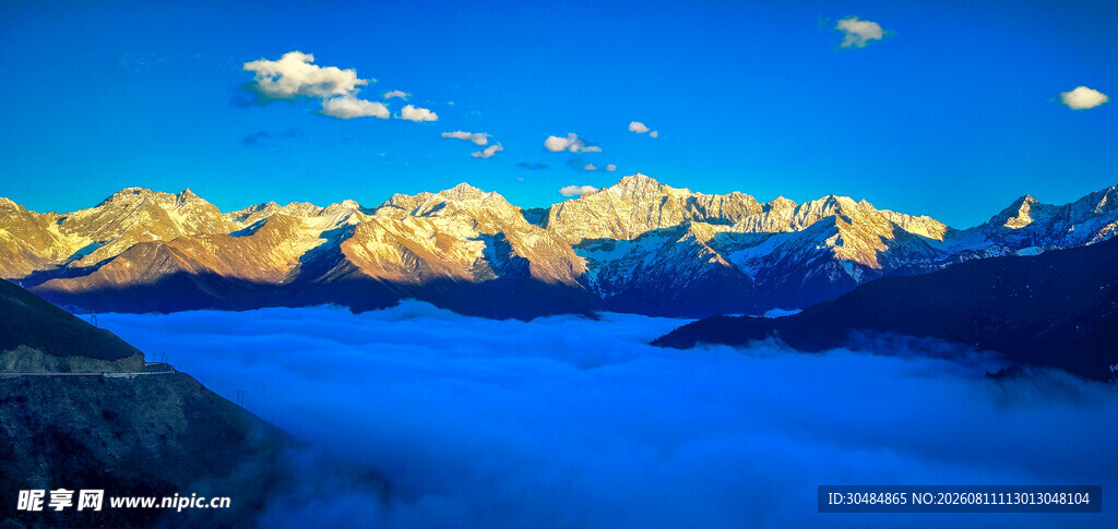 壮丽雪山云海美景