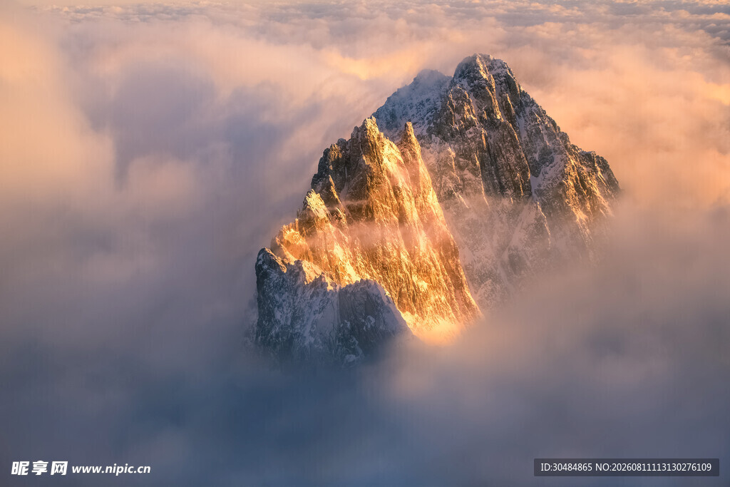 云雾中闪耀的巍峨山峰