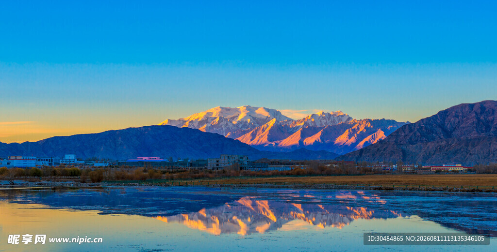 壮丽雪山倒映于平静湖面