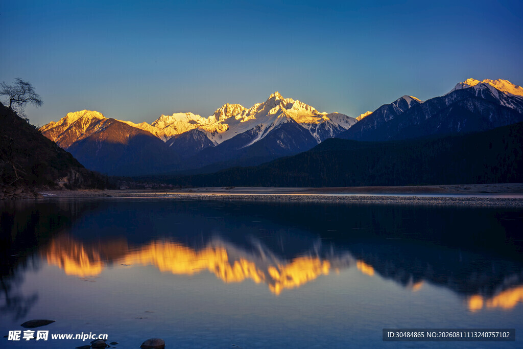 壮丽雪山倒映于宁静湖面