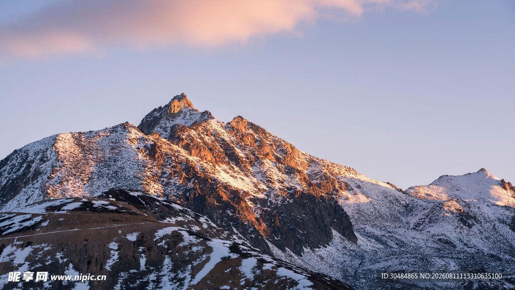 雪山壮丽日出景观