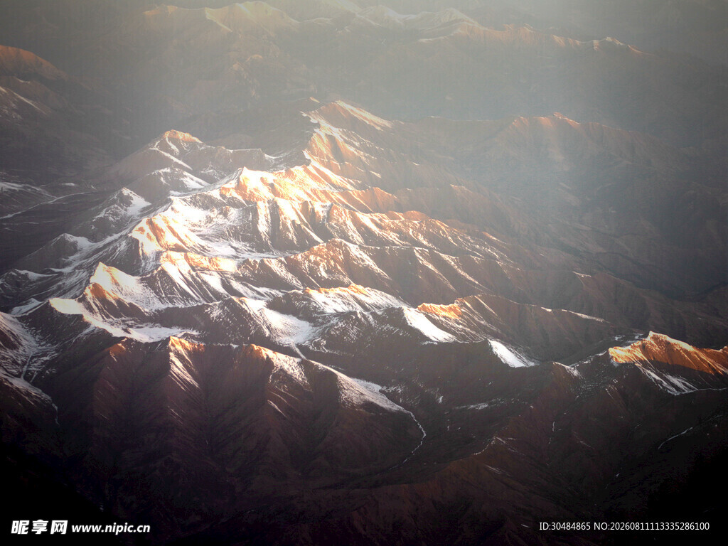 壮丽雪山航拍美景