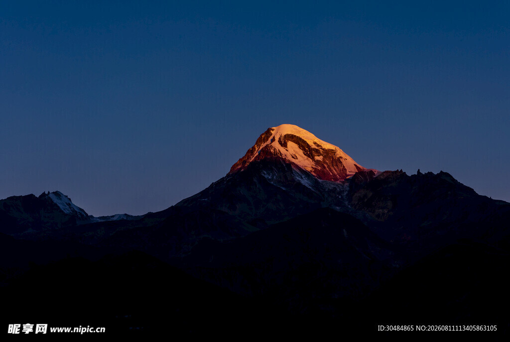 夕阳下的巍峨雪山