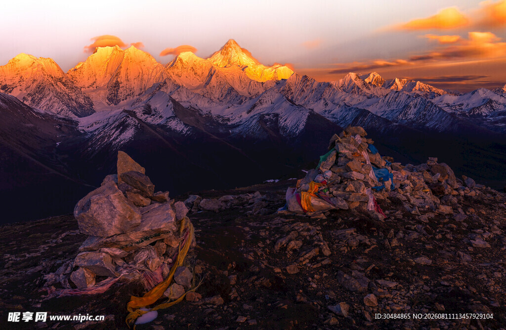 夕阳下的壮丽雪山景观