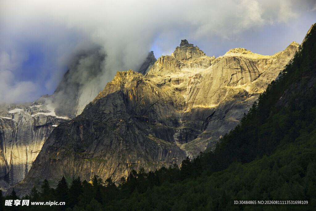 壮丽巍峨的金色山峰景观