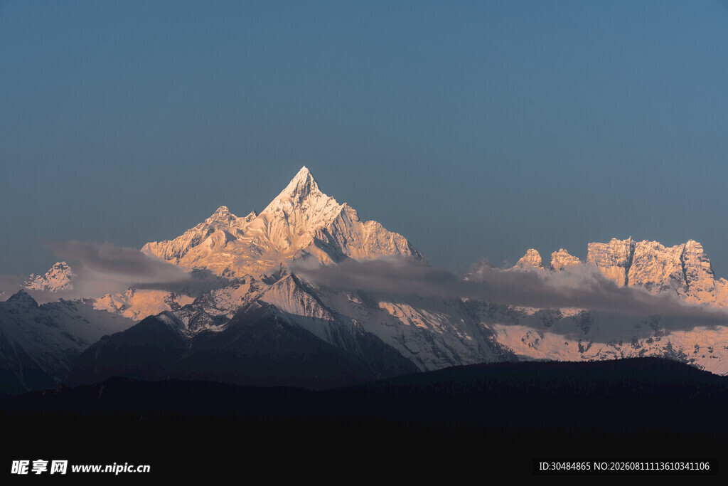 壮丽雪山日出美景