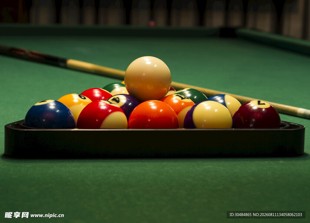 台球桌上的多彩球与球杆