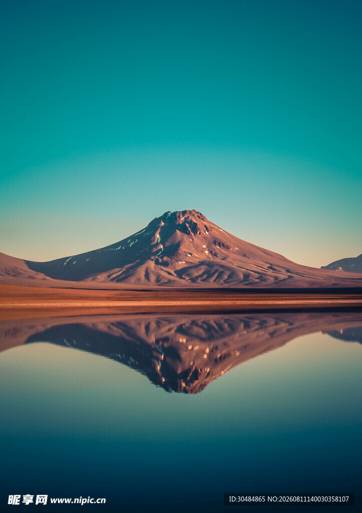 壮丽山景倒映于平静湖面