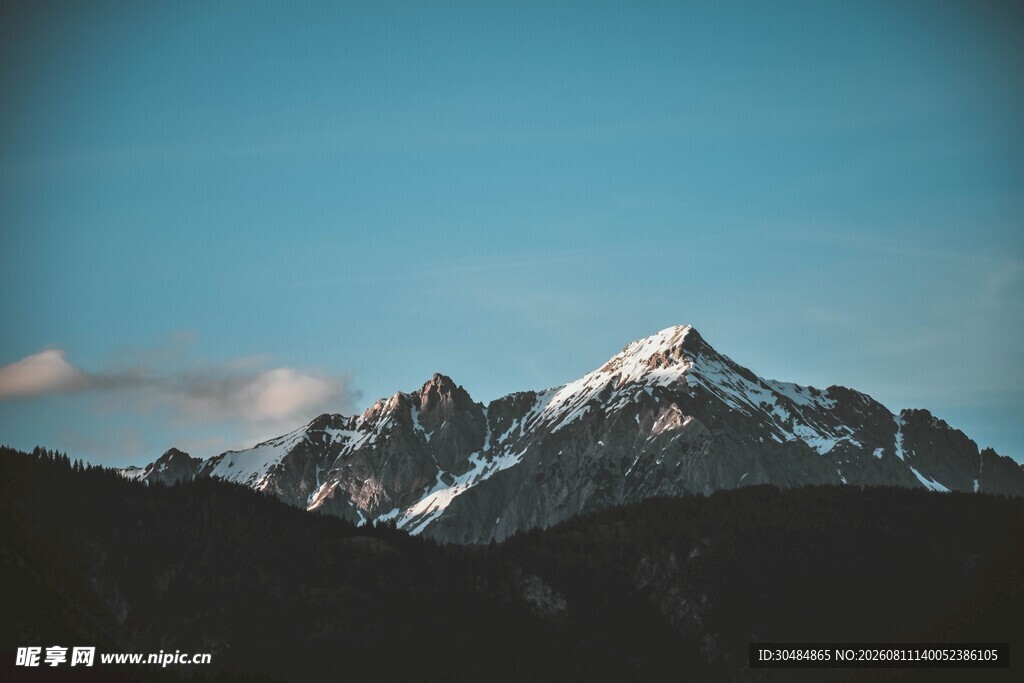 巍峨雪山蓝天映衬之景