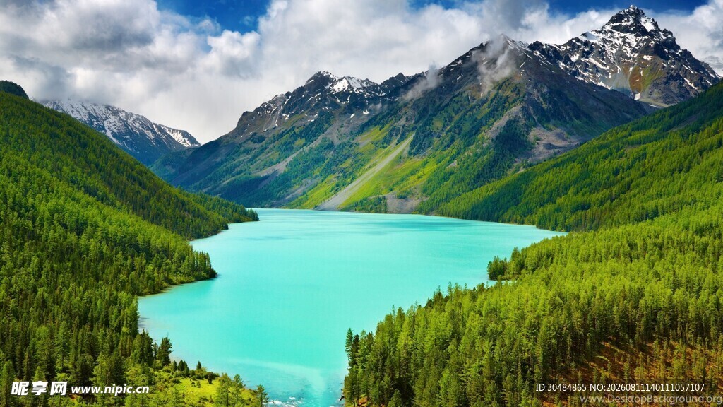 高山间的碧绿湖泊美景