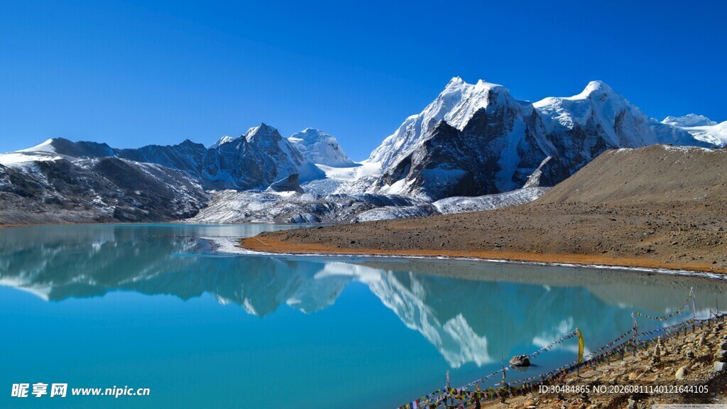 雪山下的澄澈湖泊美景