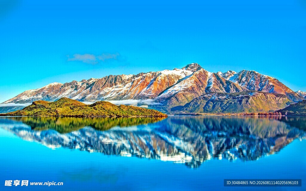 湖畔雪山美景倒影如画