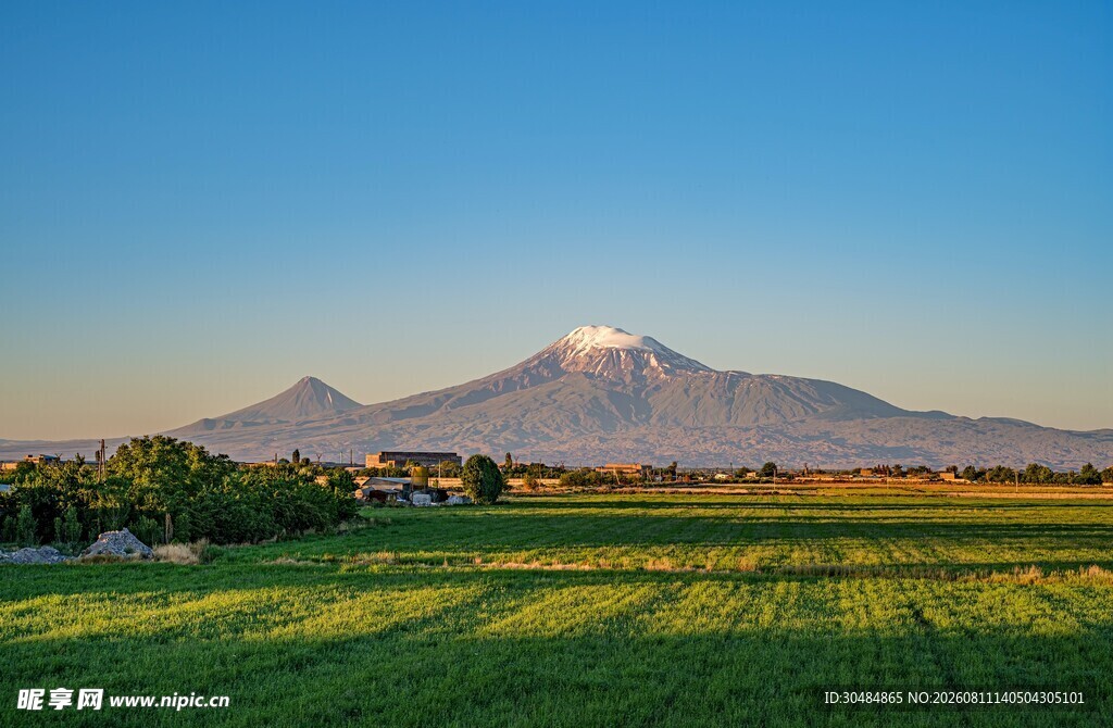 田园风光中的巍峨远山