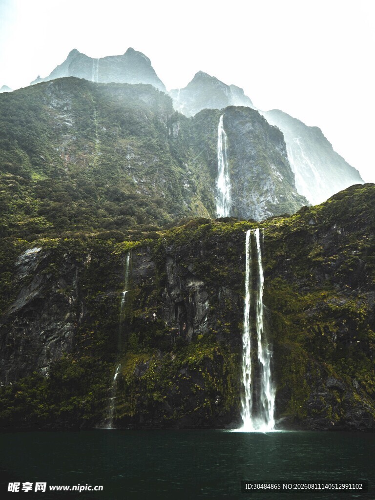 高山瀑布下的静谧水域