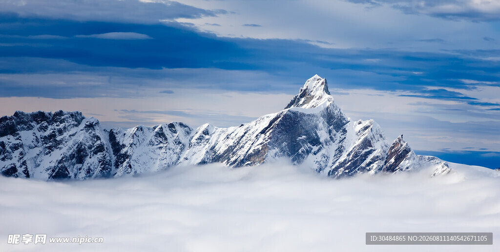 巍峨雪山耸立于云海之上