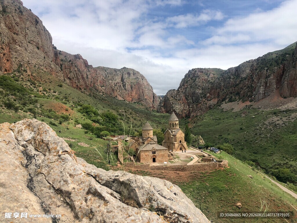山间壮丽建筑与自然风光