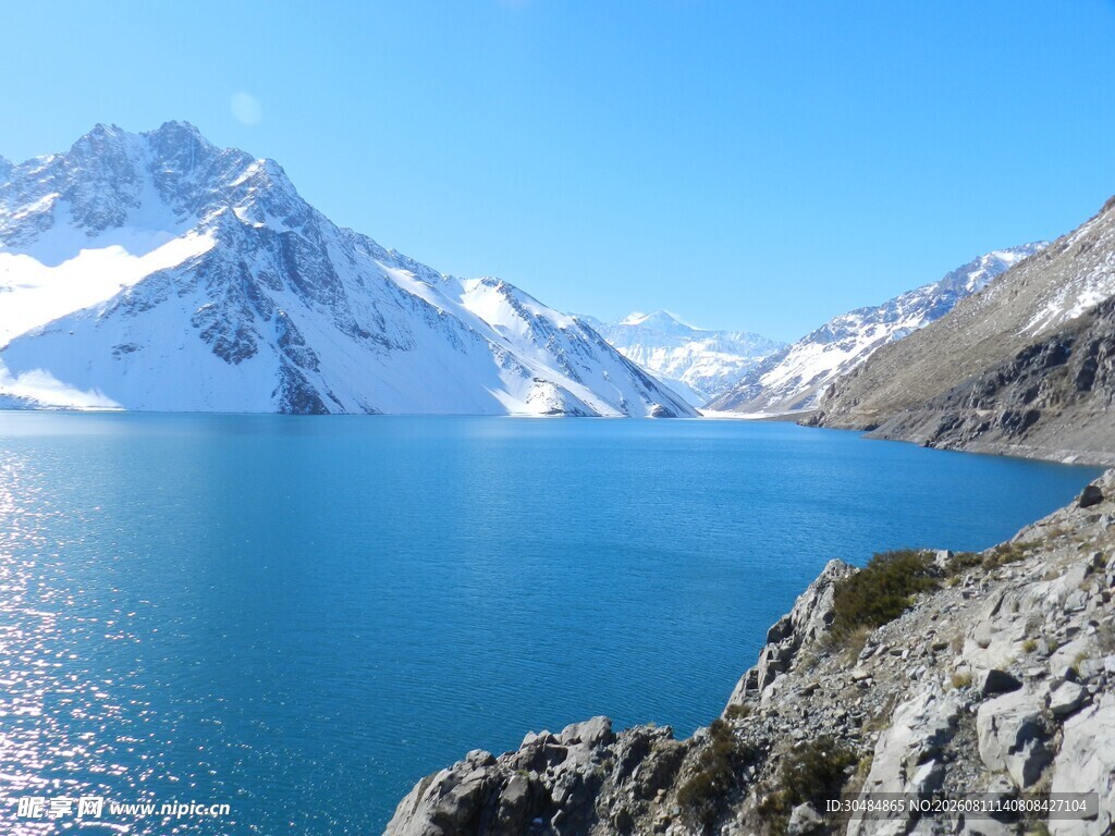 雪山下的湛蓝湖泊美景
