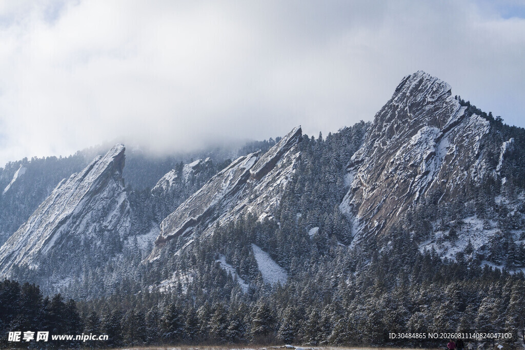 雪覆山峦壮丽自然景观
