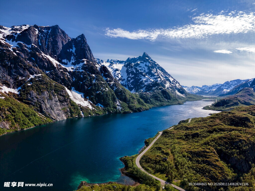 壮丽高山湖泊自然美景
