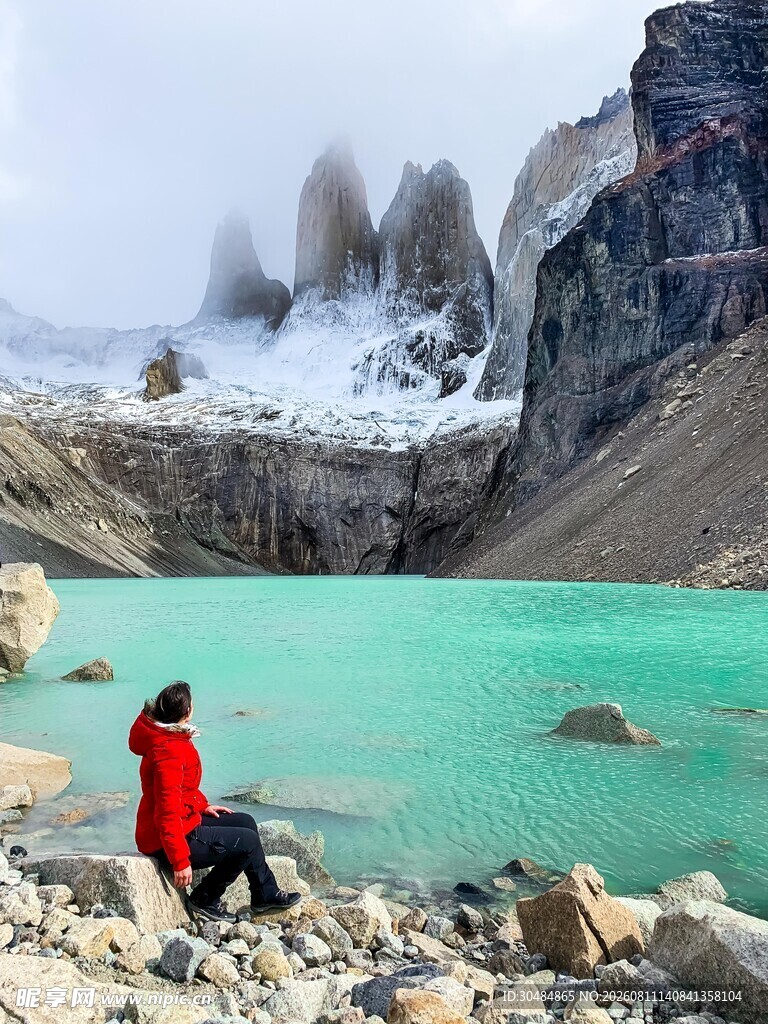 湖畔赏景的红衣旅人