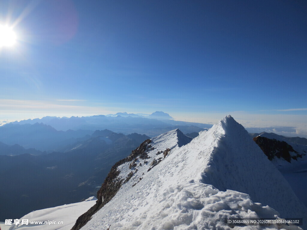 雪山之巅的壮丽风光