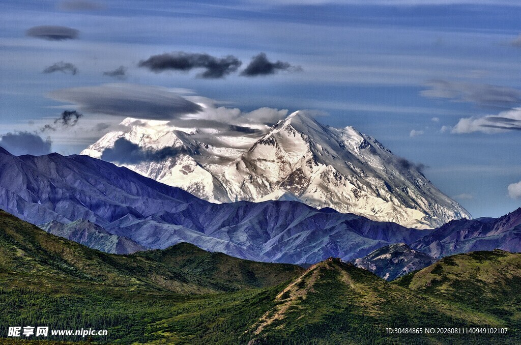 壮丽雪山与葱郁山峦景观