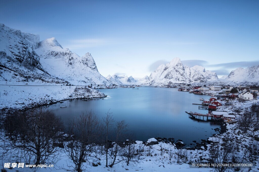 冬日静谧的冰雪湖景