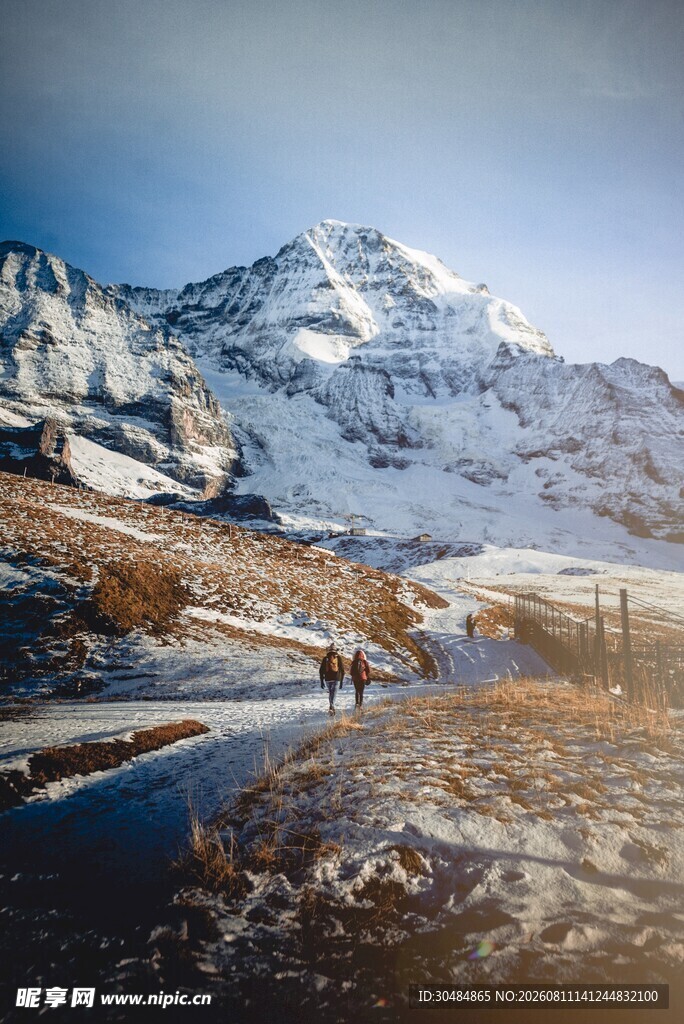 雪山下的宁静自然风景