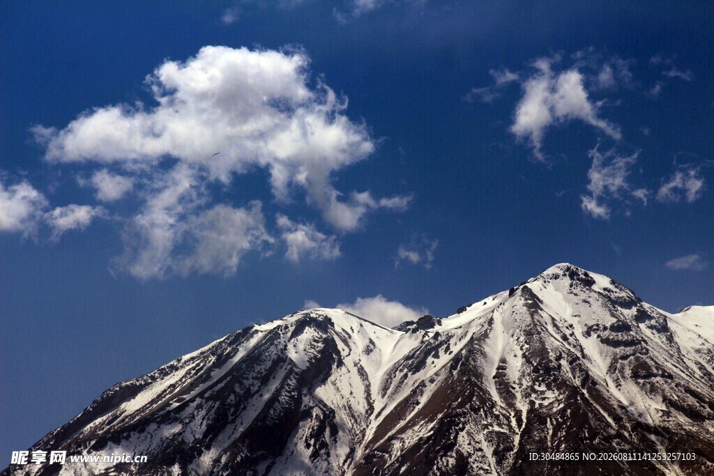 雪山蓝天美景