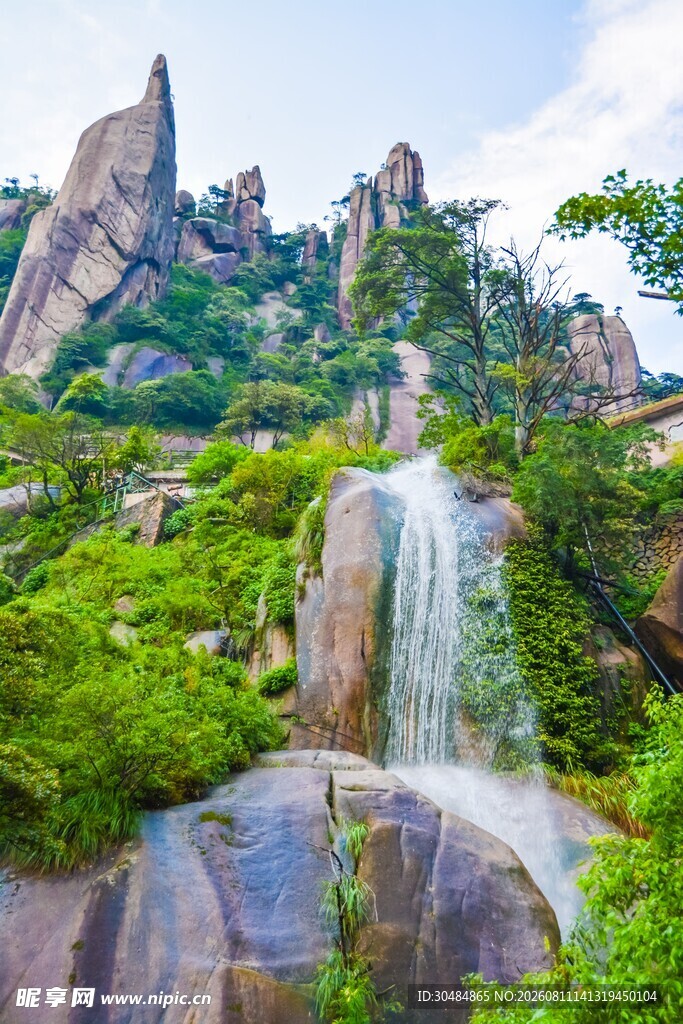 山间瀑布美景